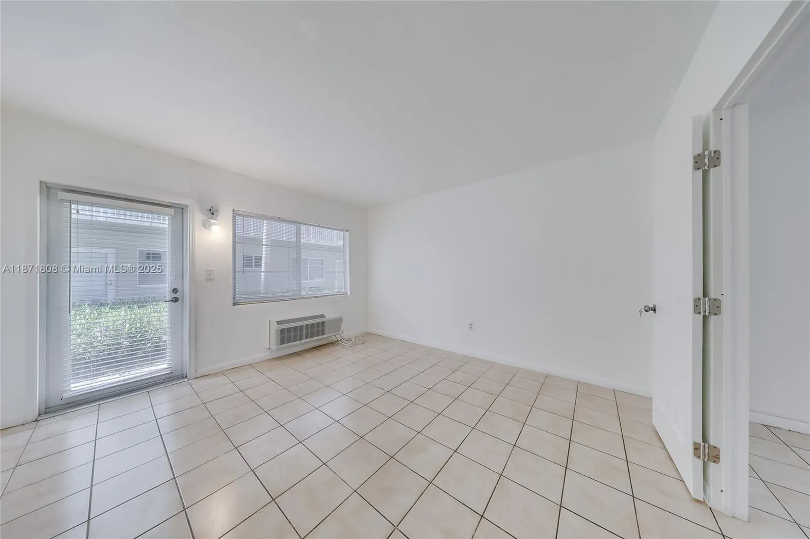 6930 Rue Versailles, #11