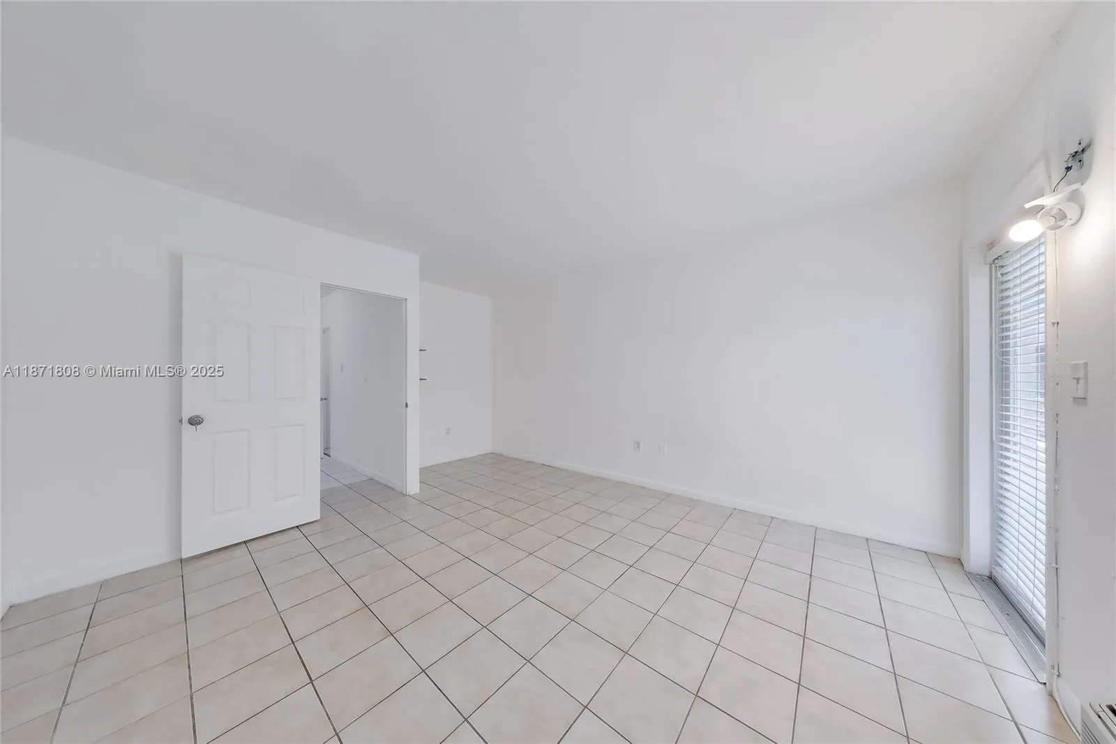 6930 Rue Versailles, #11