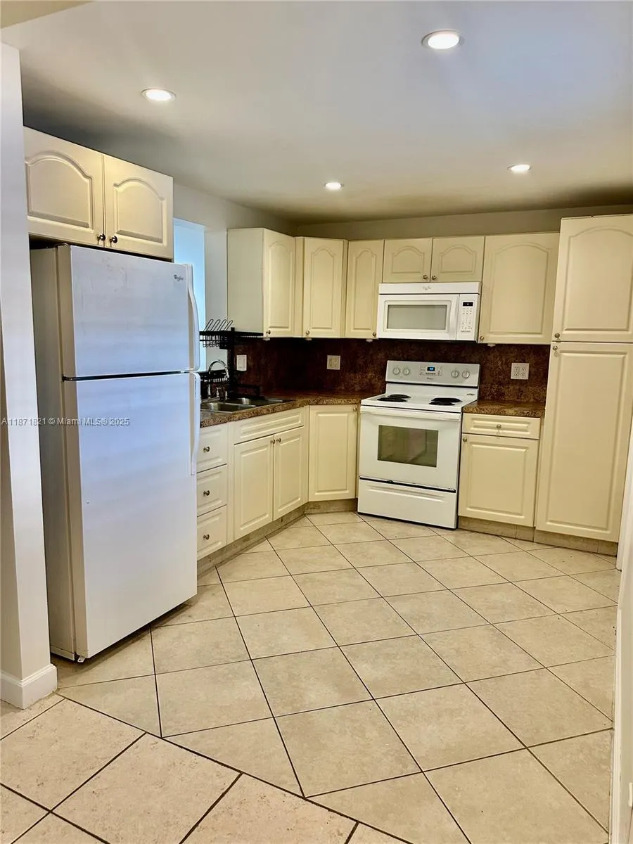 300 NE 12th Ave, #101