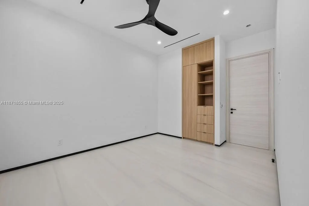 618 NE 17th Way