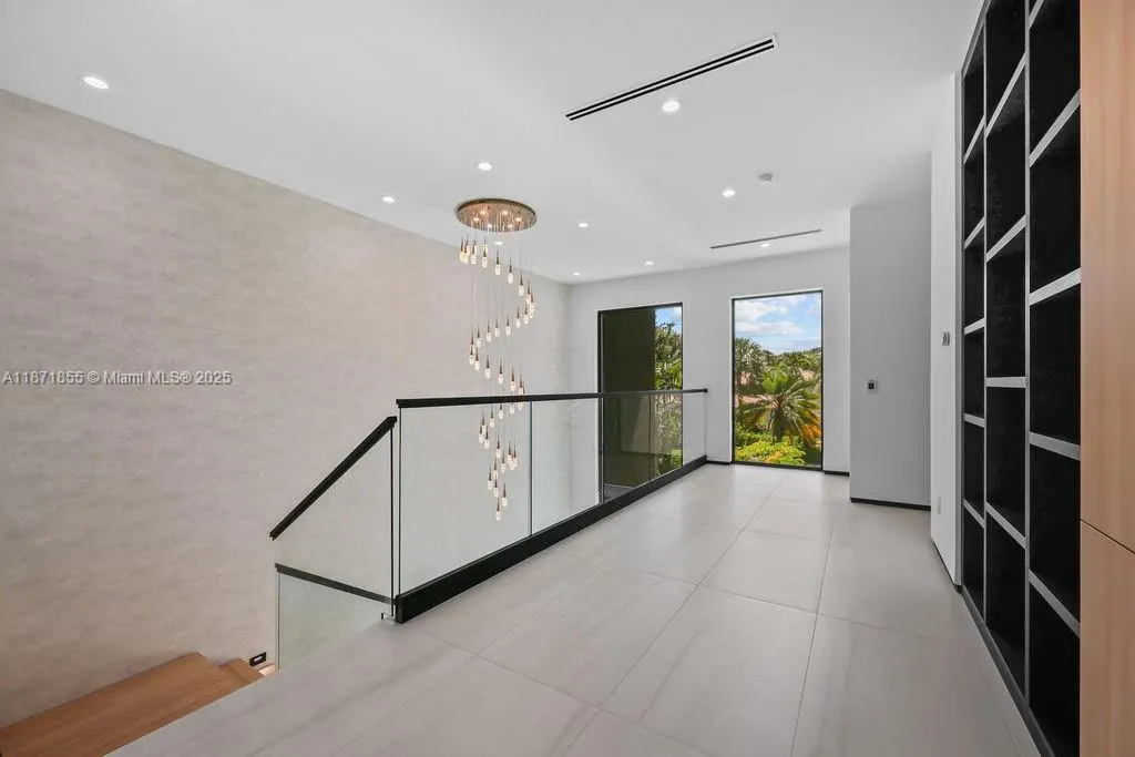 618 NE 17th Way