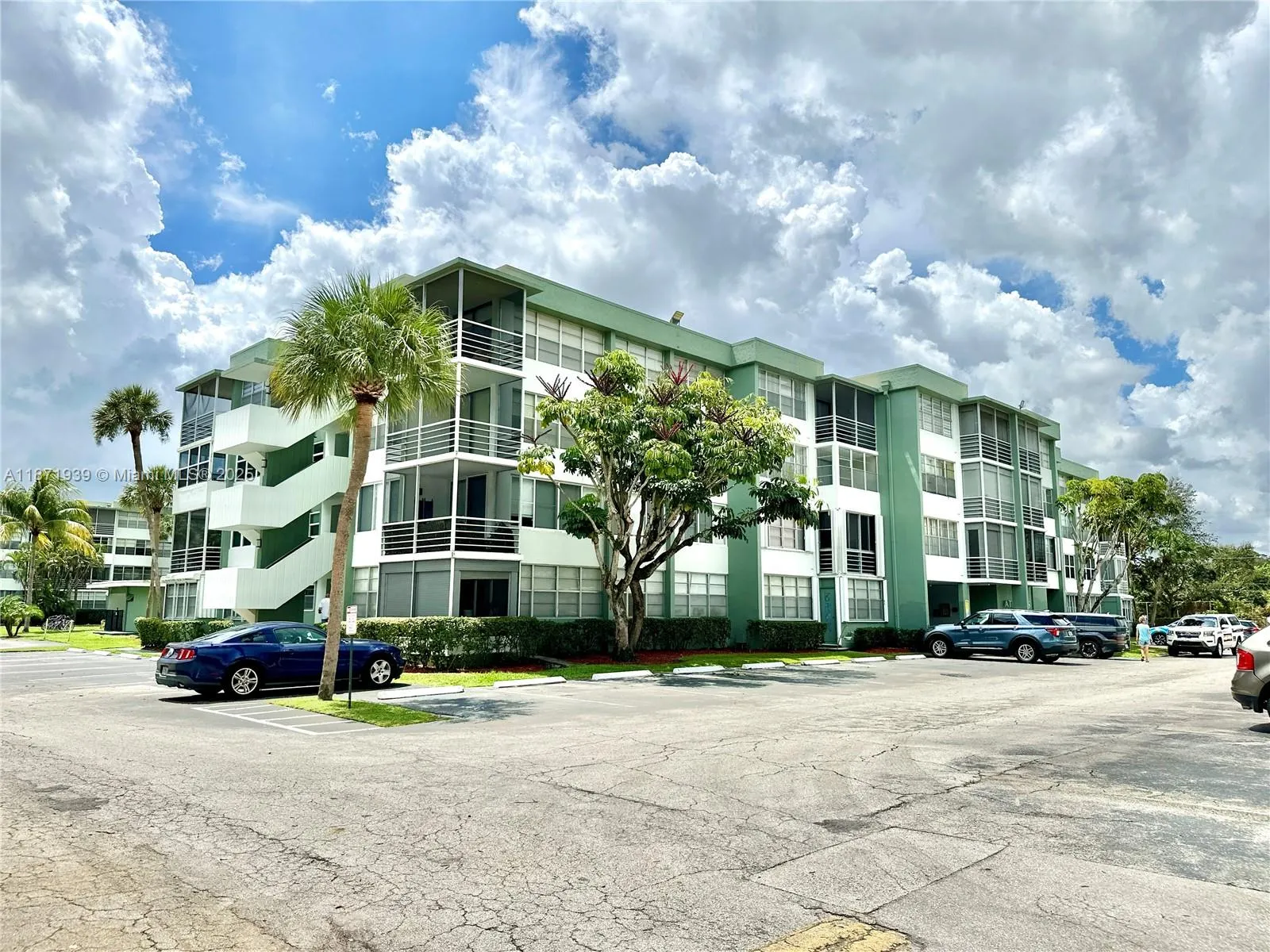 2771 Taft St, #302
