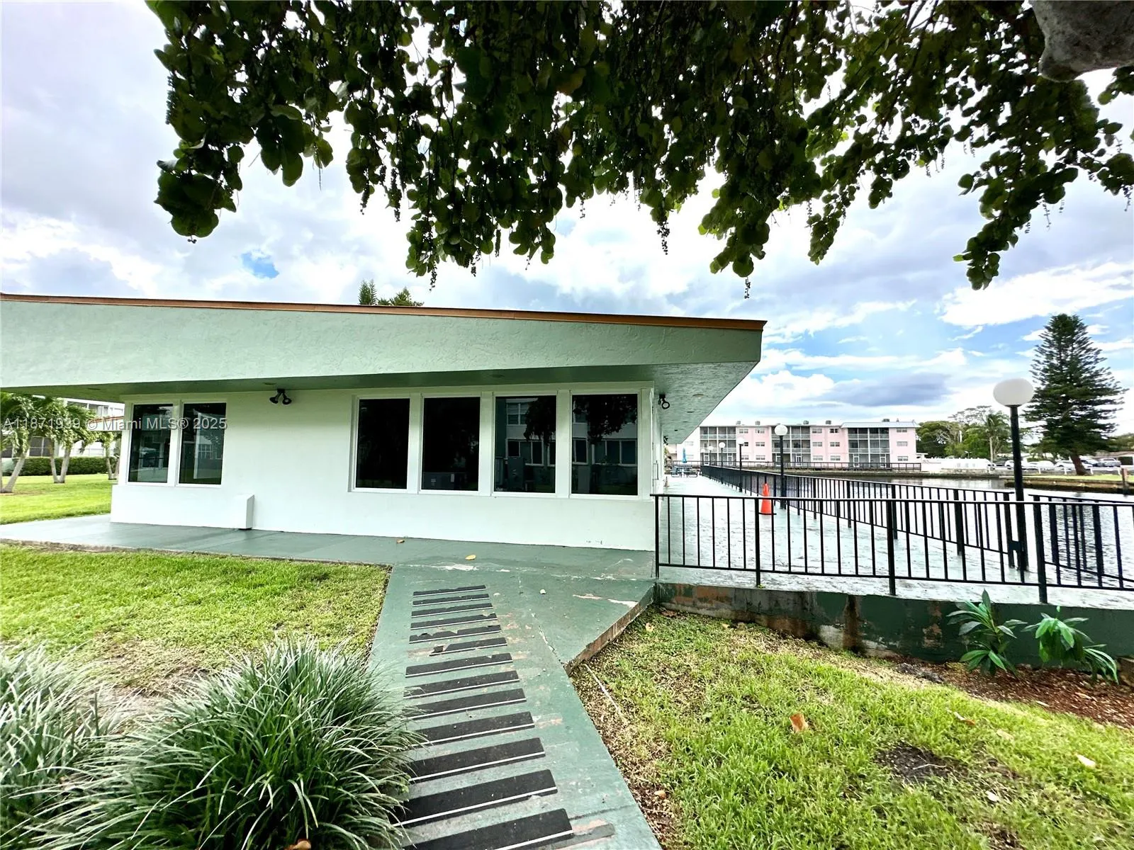 2771 Taft St, #302