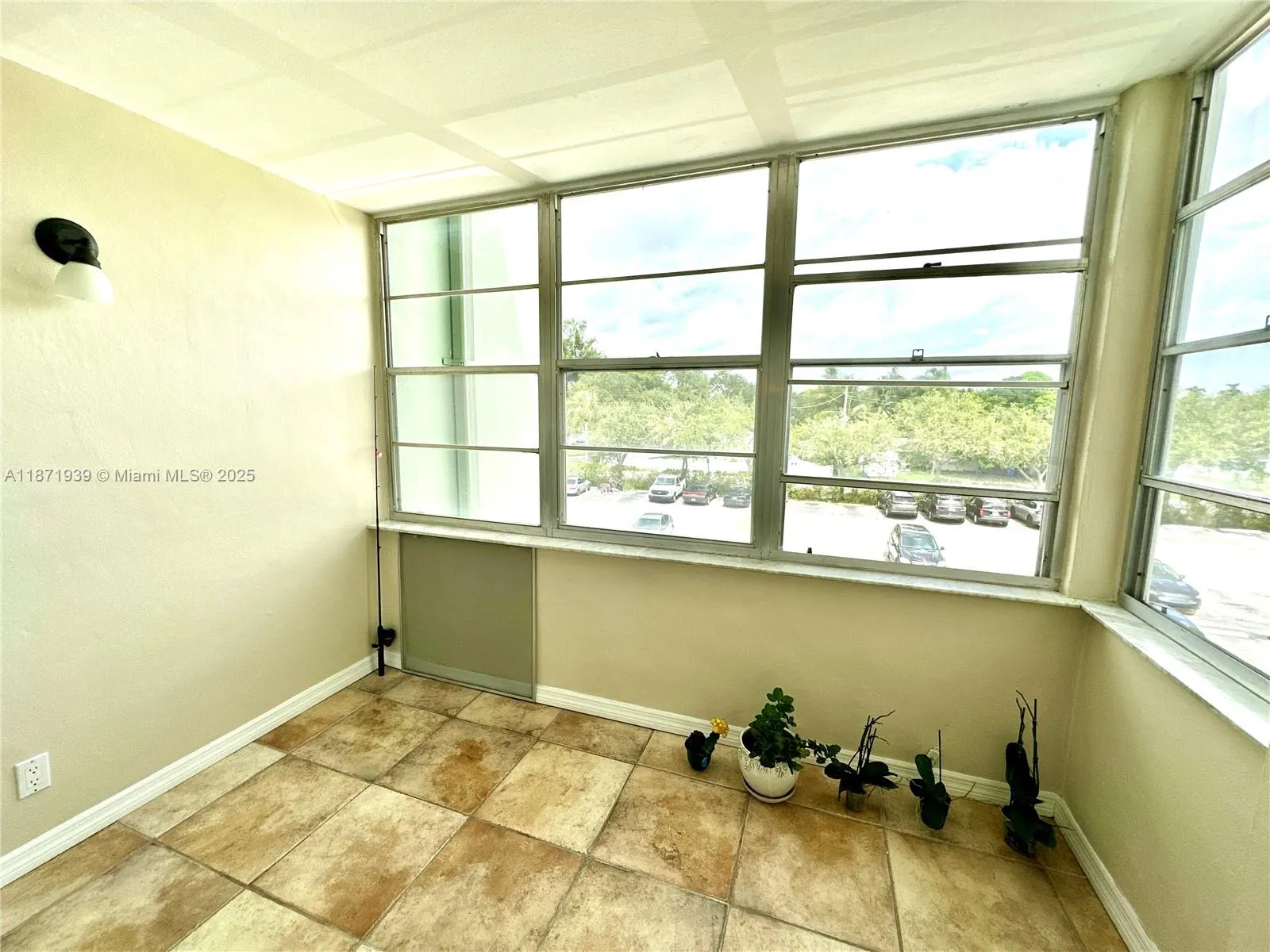 2771 Taft St, #302