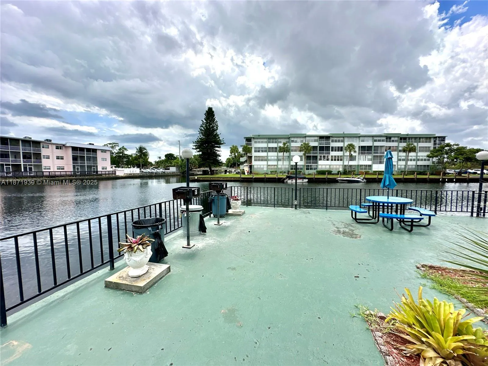 2771 Taft St, #302