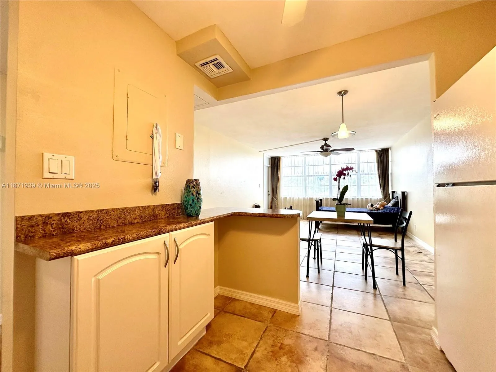 2771 Taft St, #302