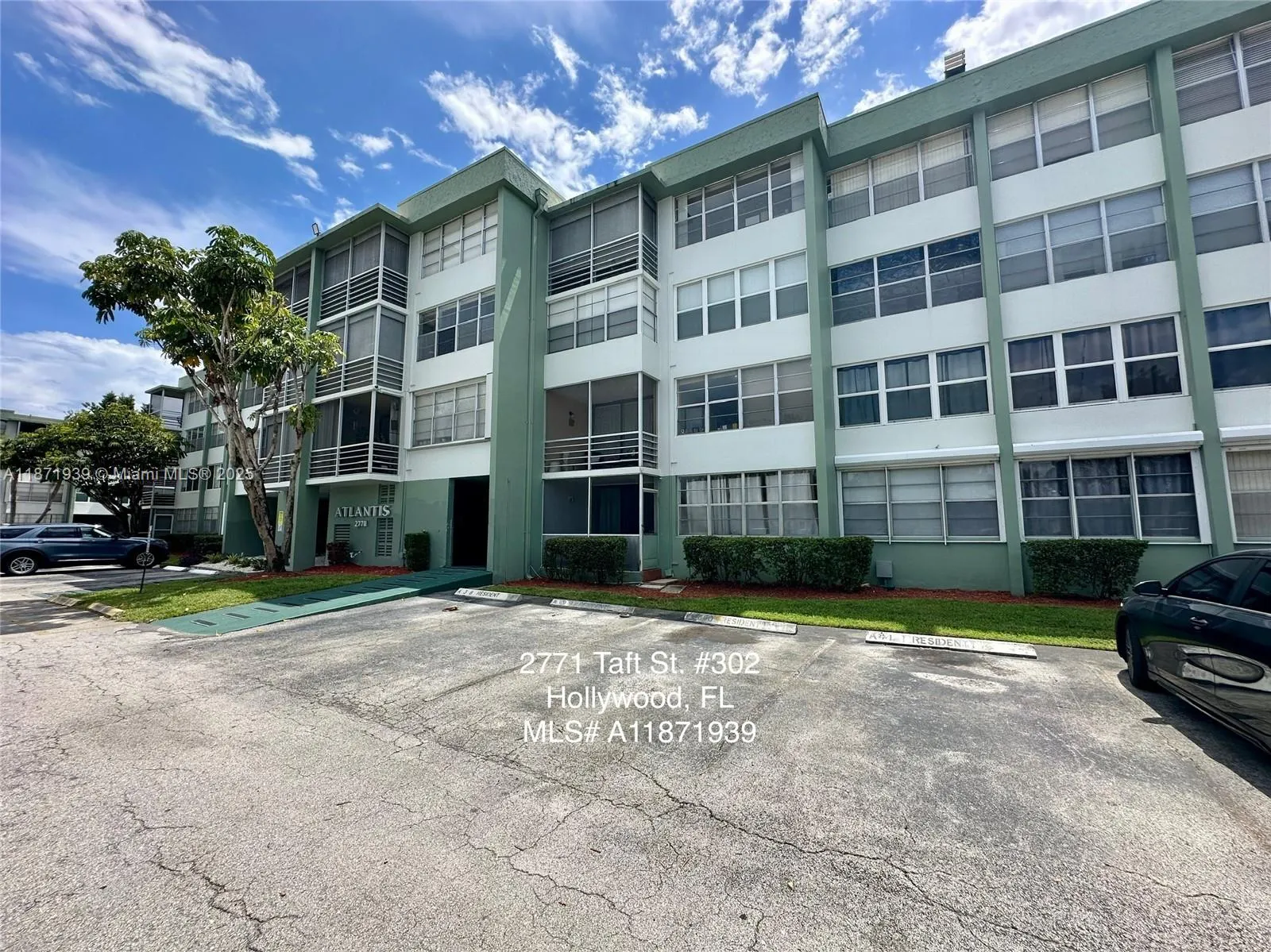 2771 Taft St, #302