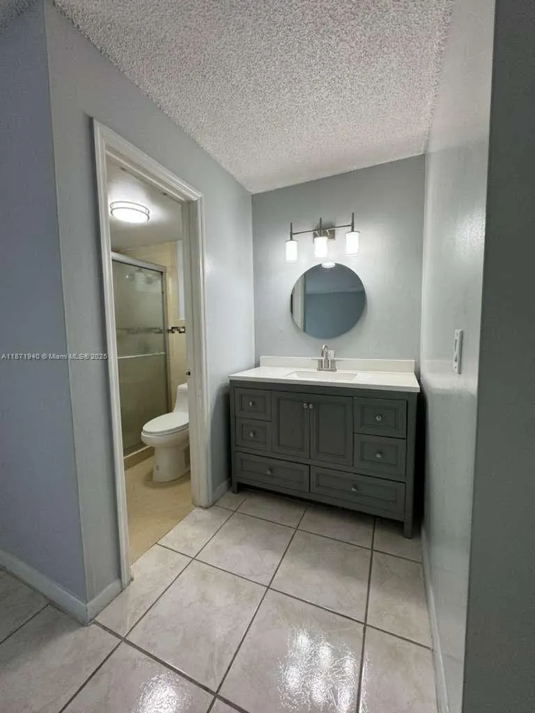 1480 W 46th St, #208