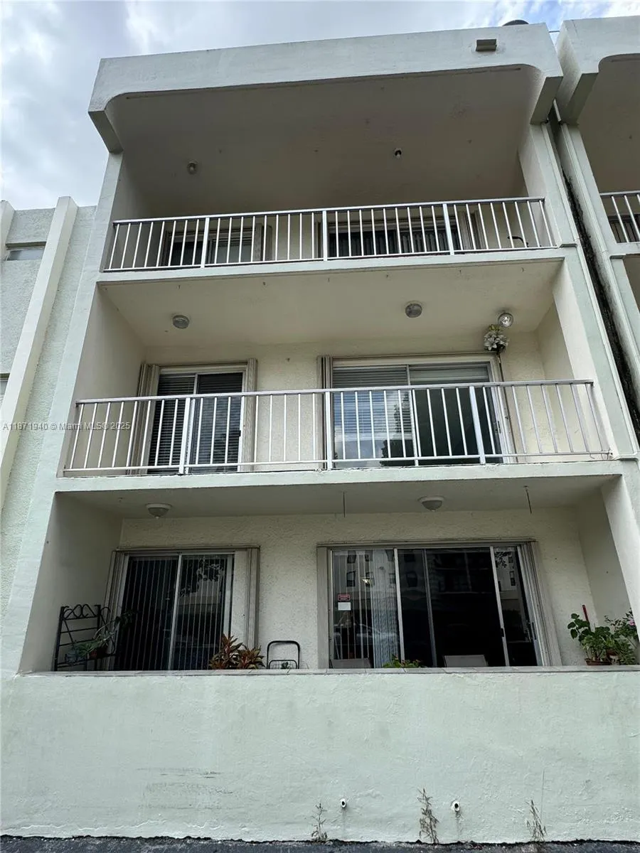 1480 W 46th St, #208