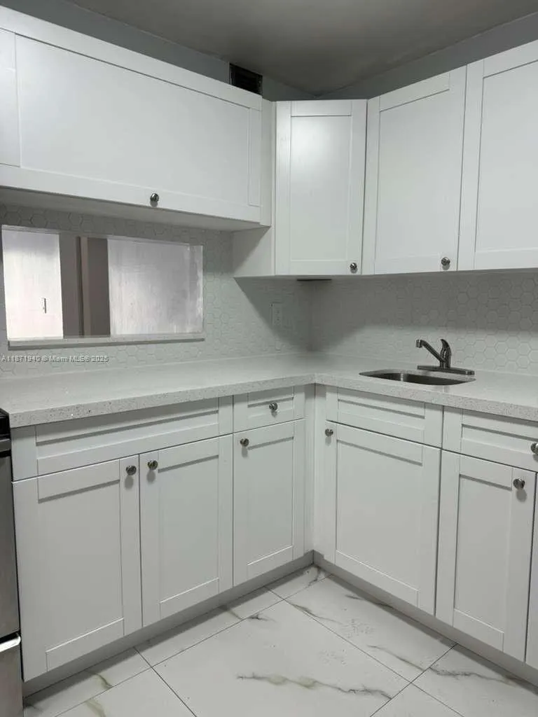 1480 W 46th St, #208