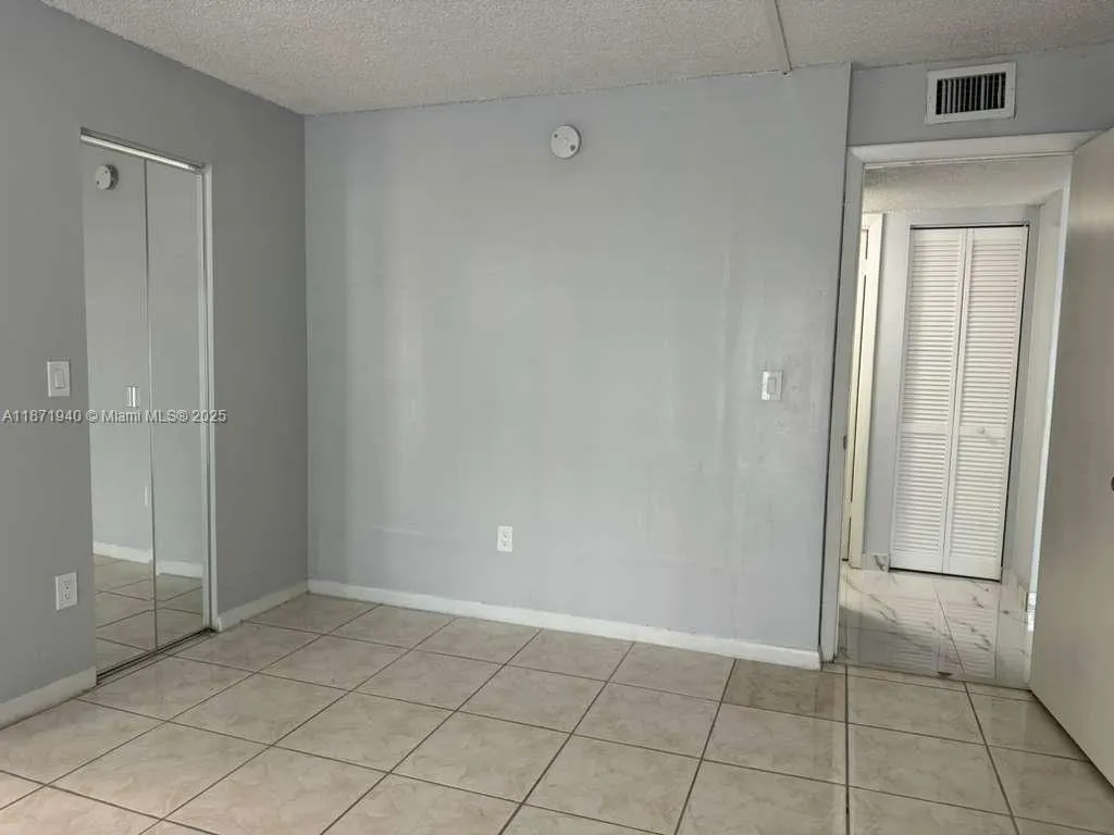 1480 W 46th St, #208