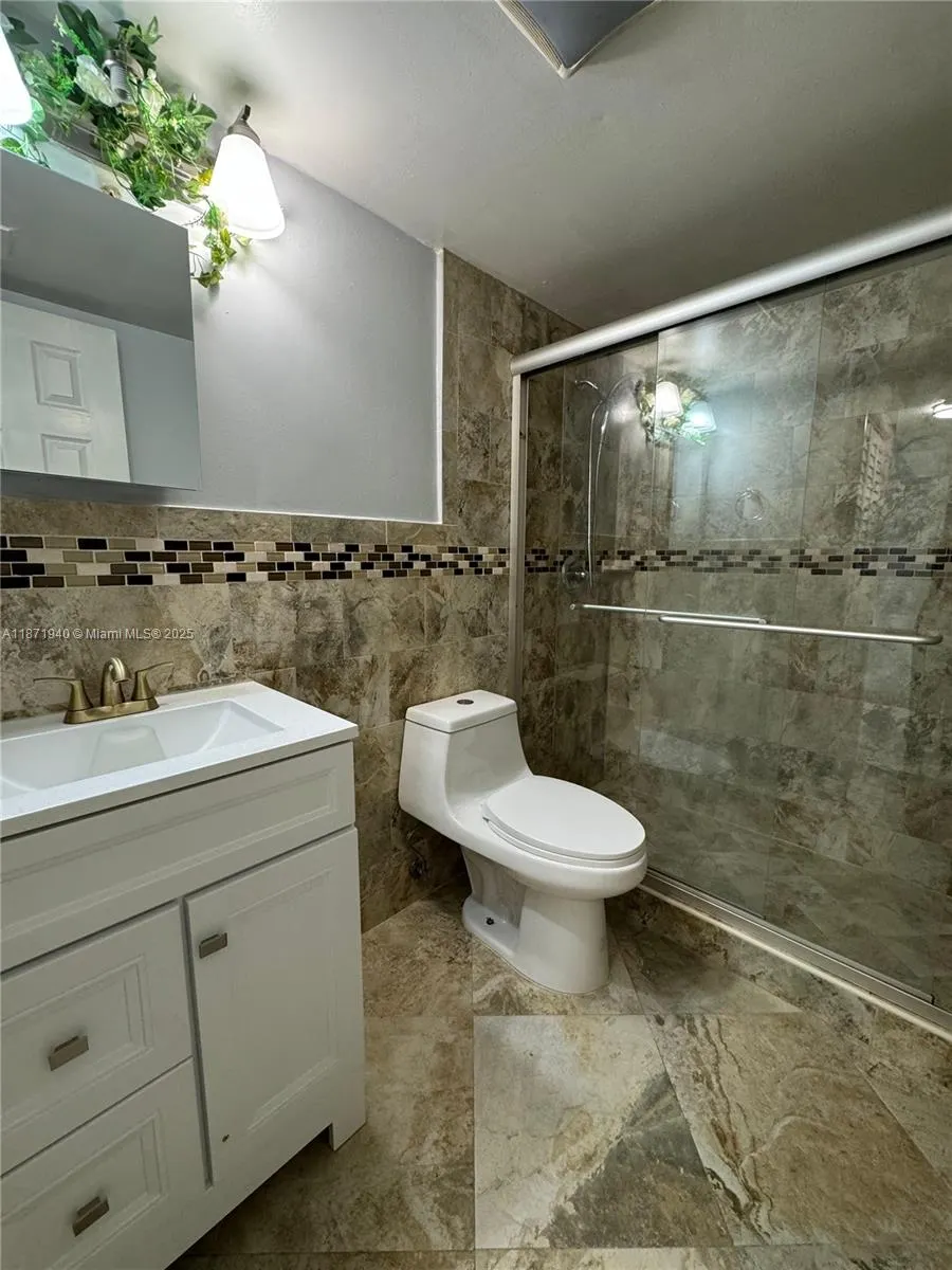 1480 W 46th St, #208