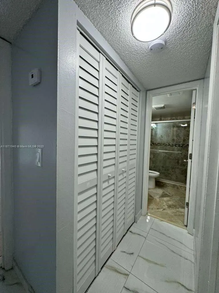 1480 W 46th St, #208
