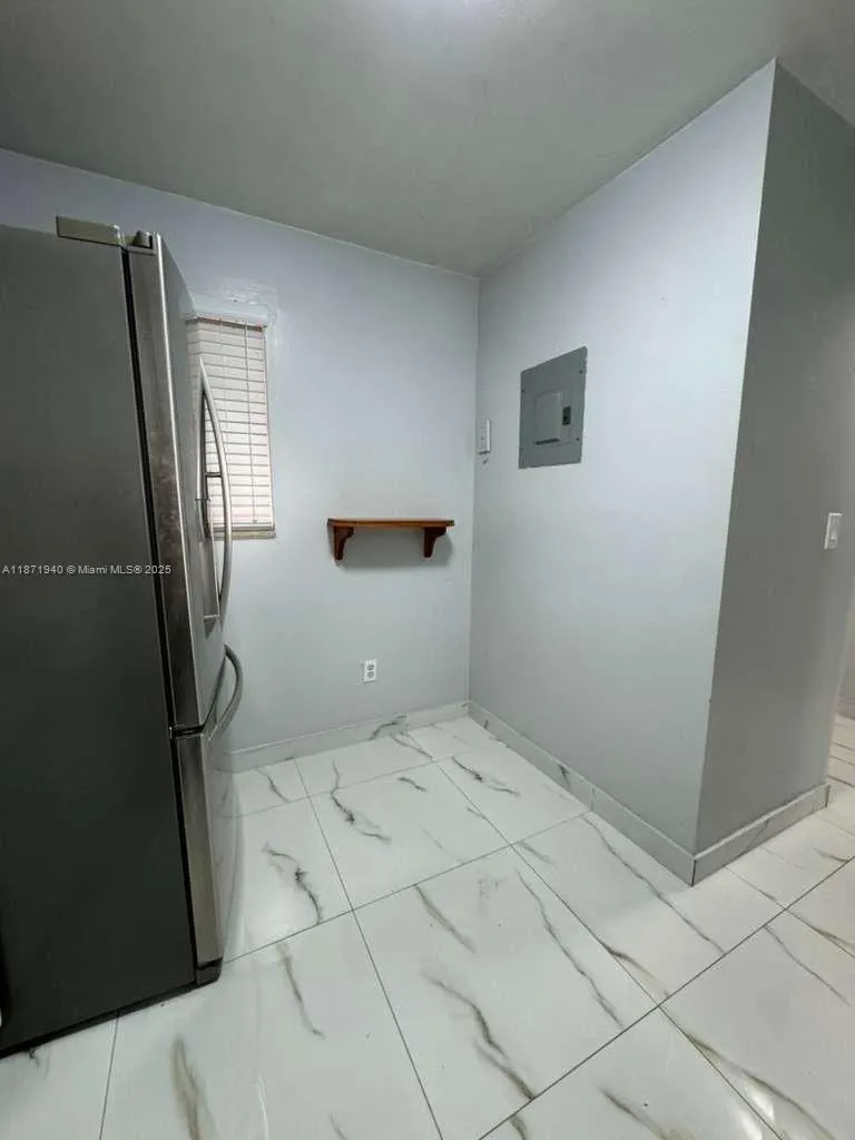 1480 W 46th St, #208