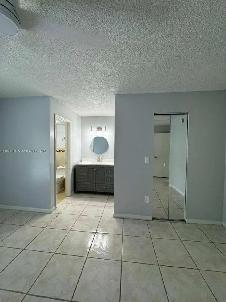 1480 W 46th St, #208