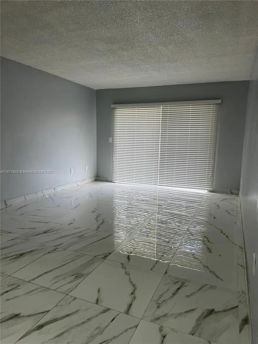 1480 W 46th St, #208