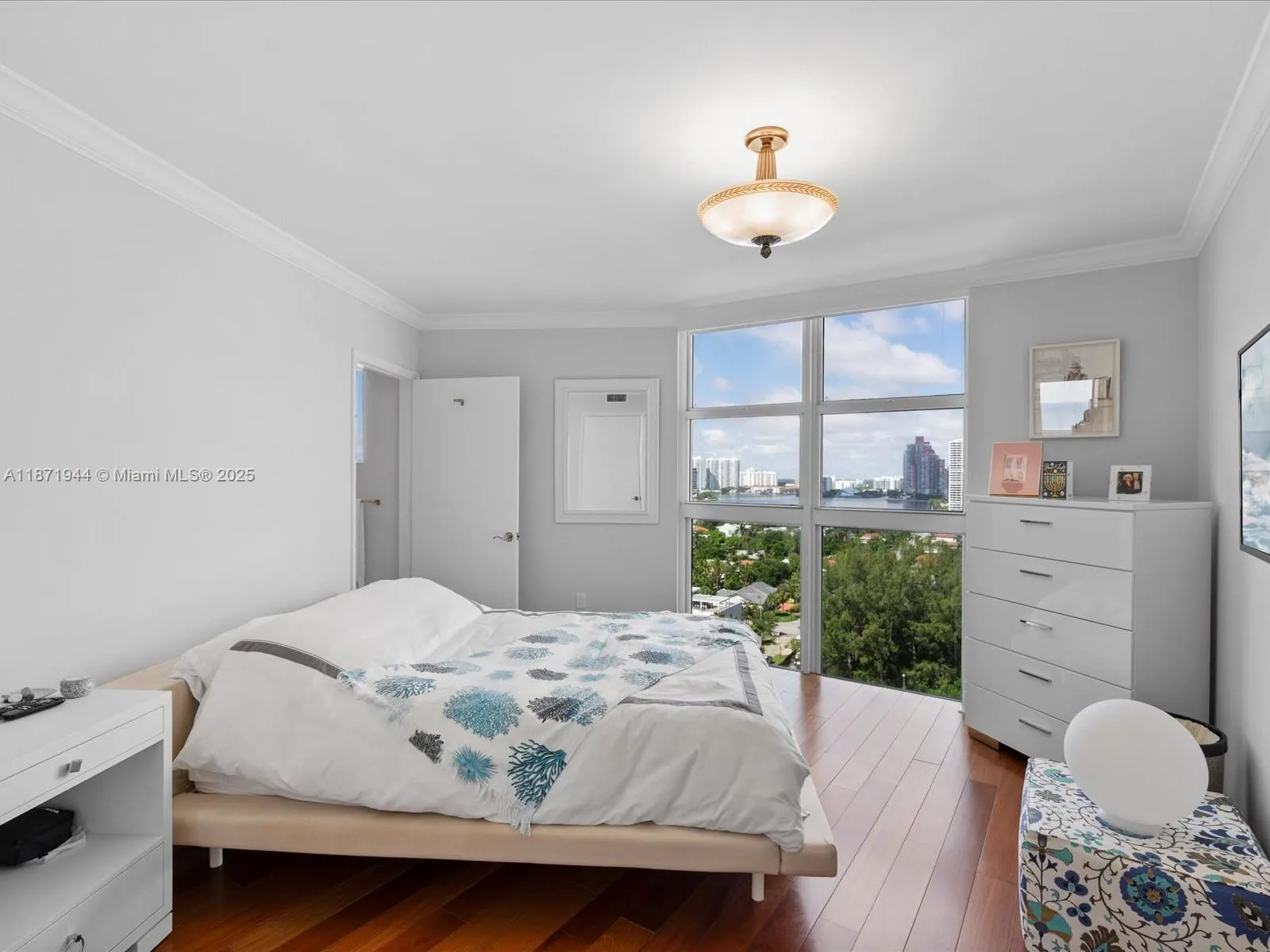 19111 Collins Ave, #1406