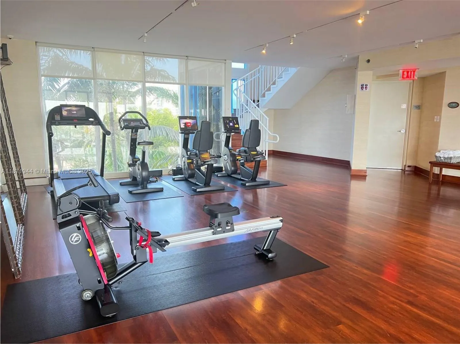 19111 Collins Ave, #1406