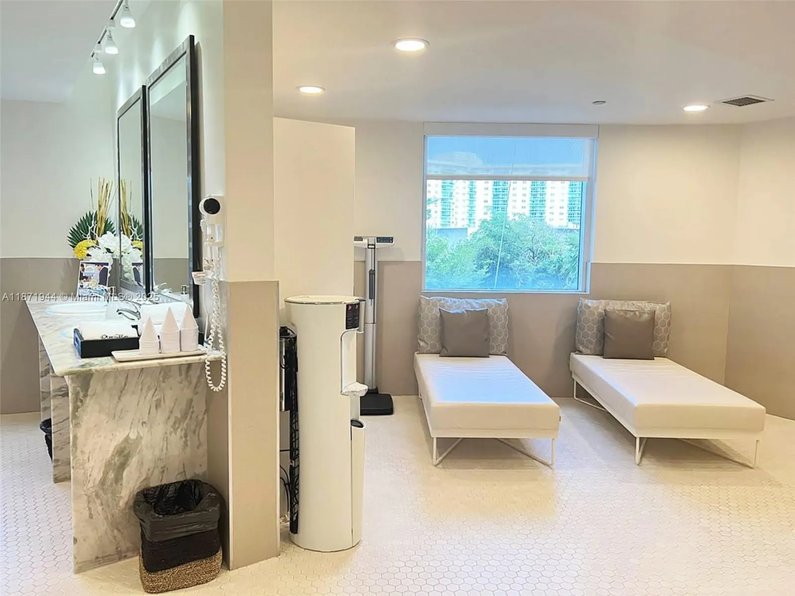 19111 Collins Ave, #1406