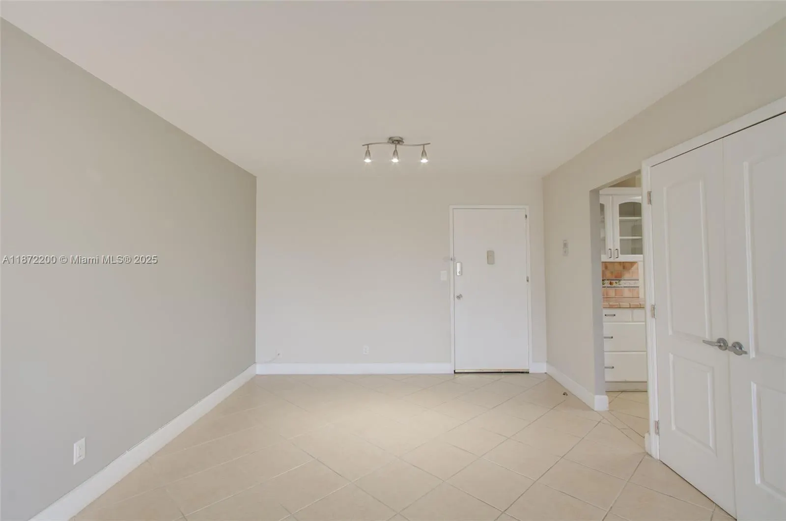 401 Golden Isles Dr, #702