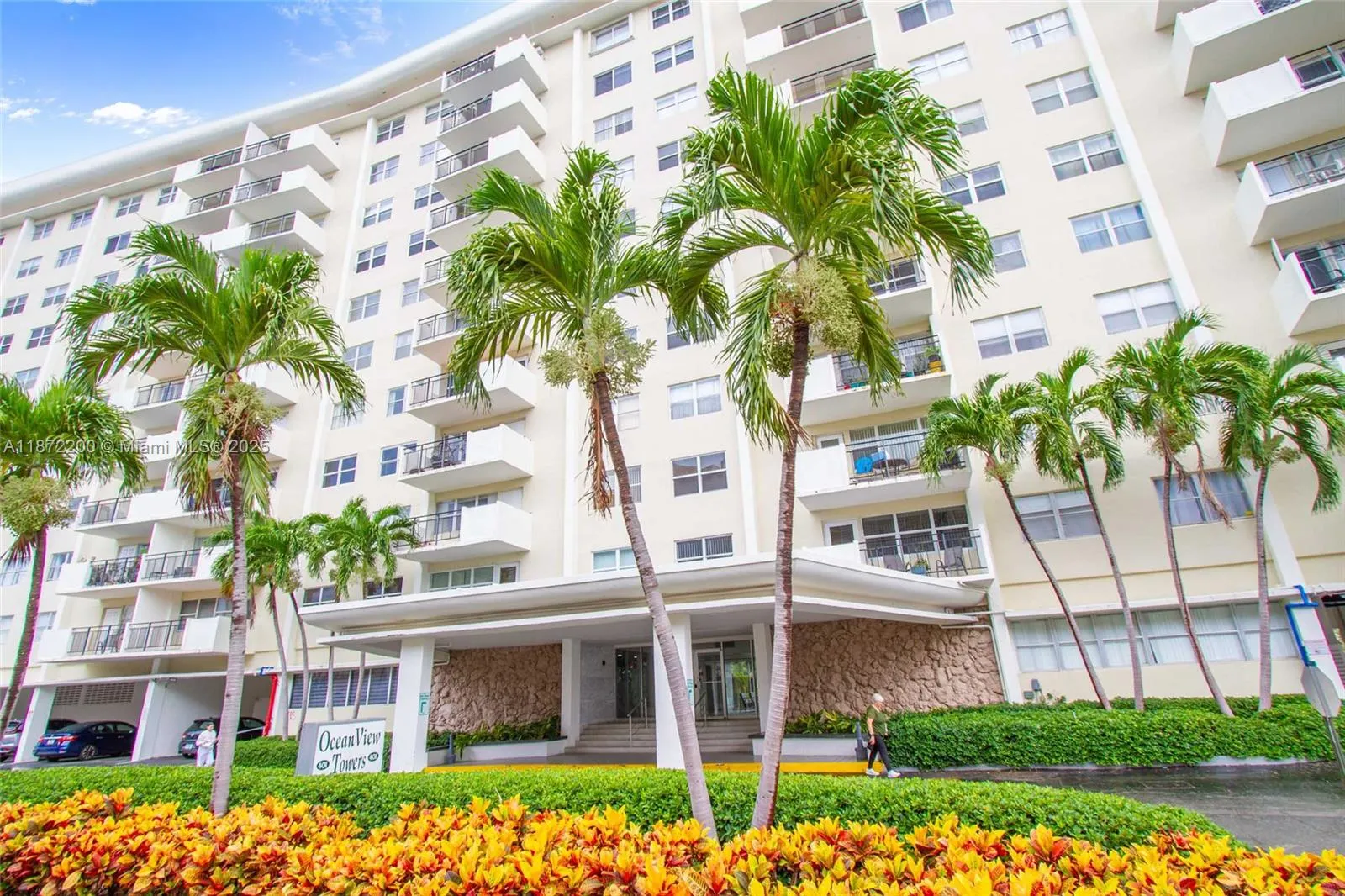 401 Golden Isles Dr, #702