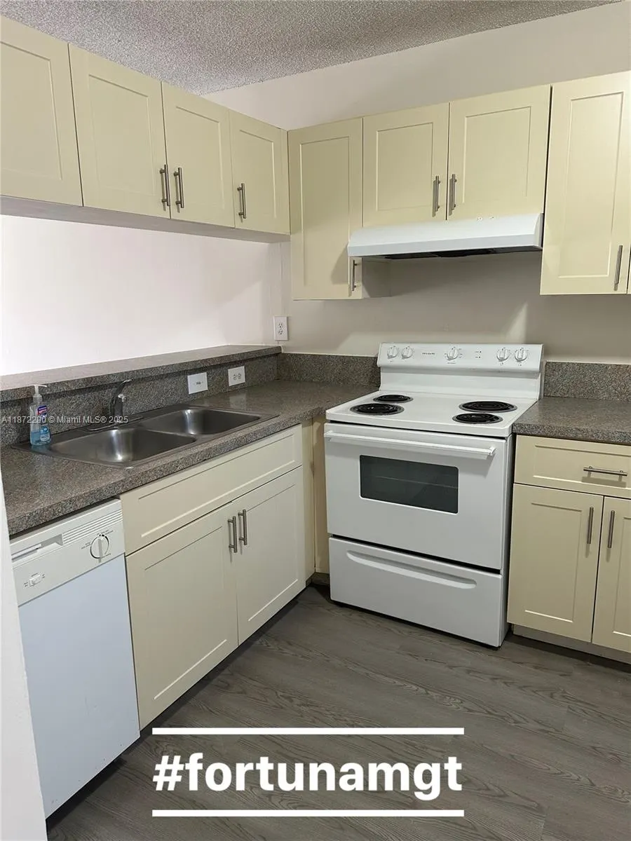 9919 Nob Hill Pl, #9919/17