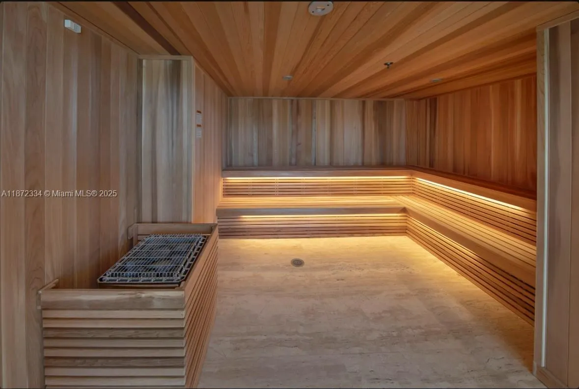 16385 Biscayne Blvd, #405