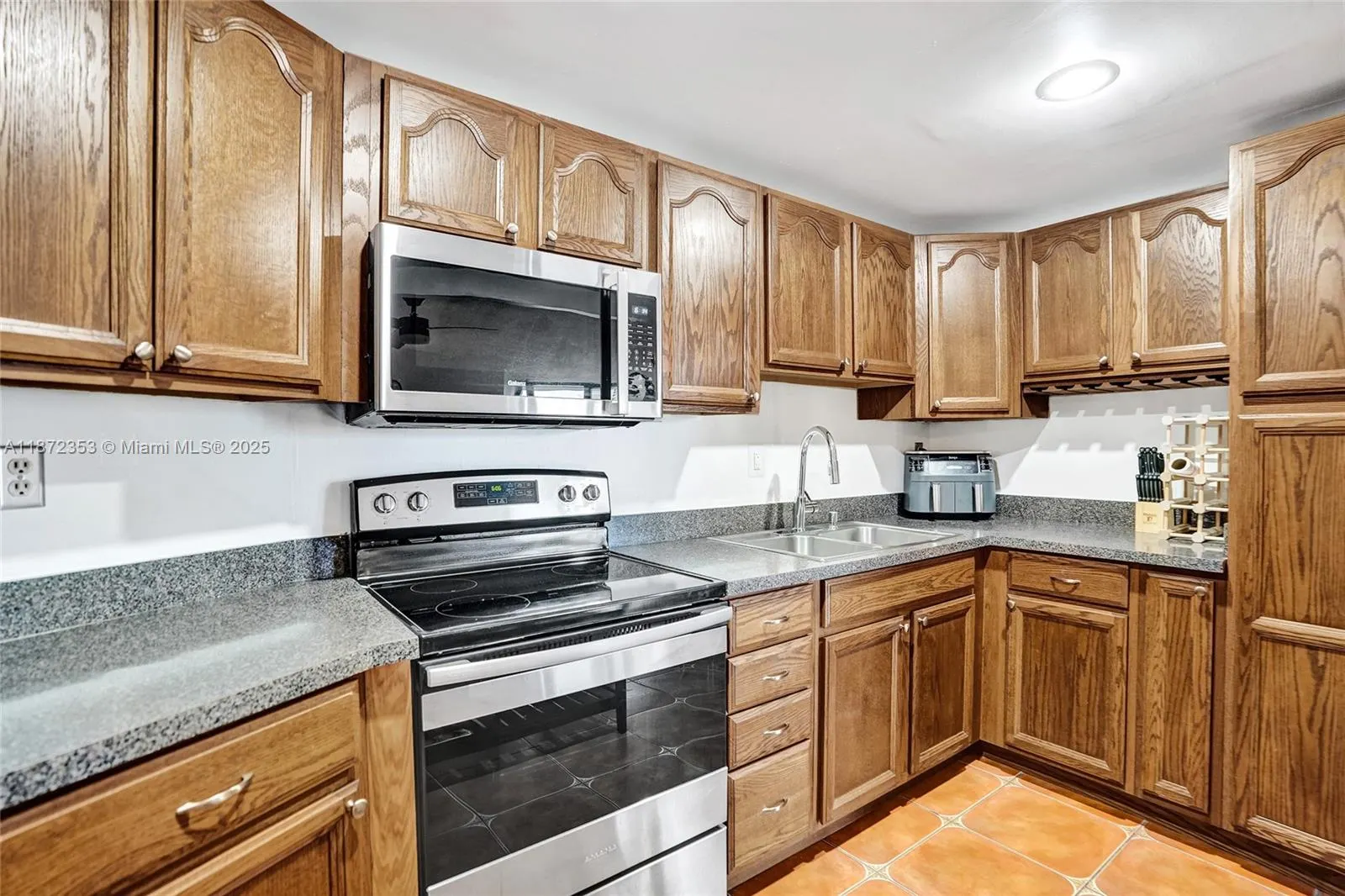 1000 Parkview Dr, #412