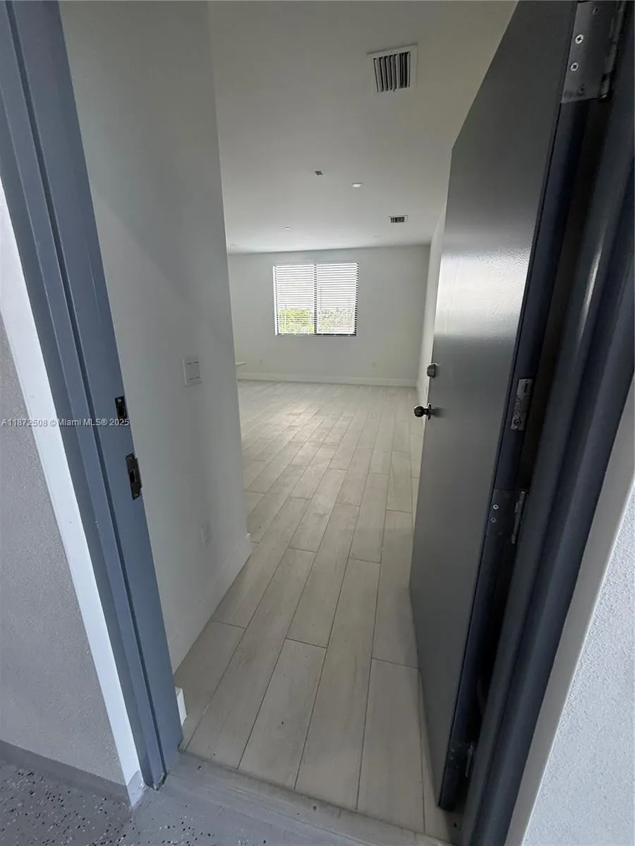 1091 E 17th St, #302