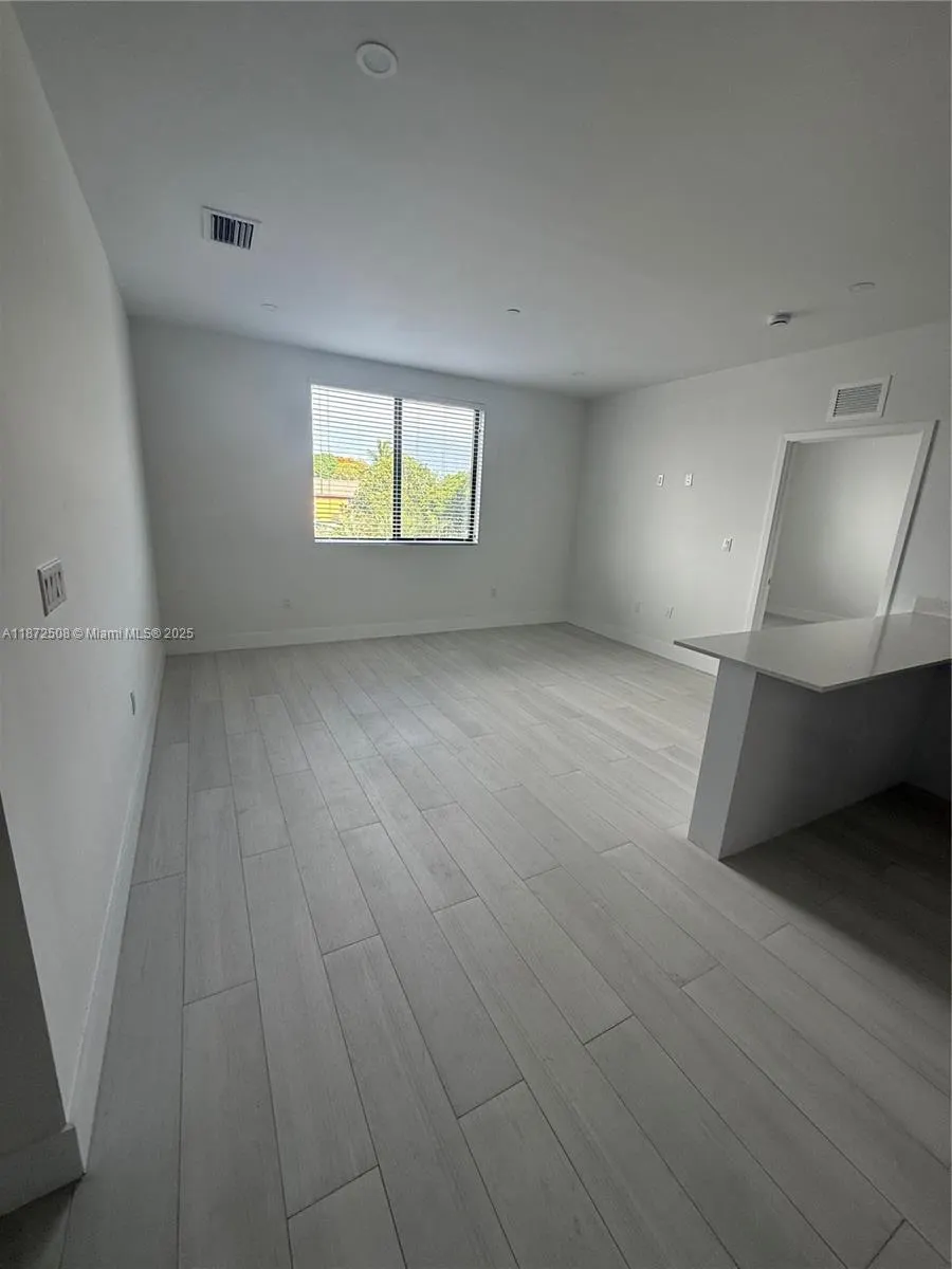 1091 E 17th St, #302