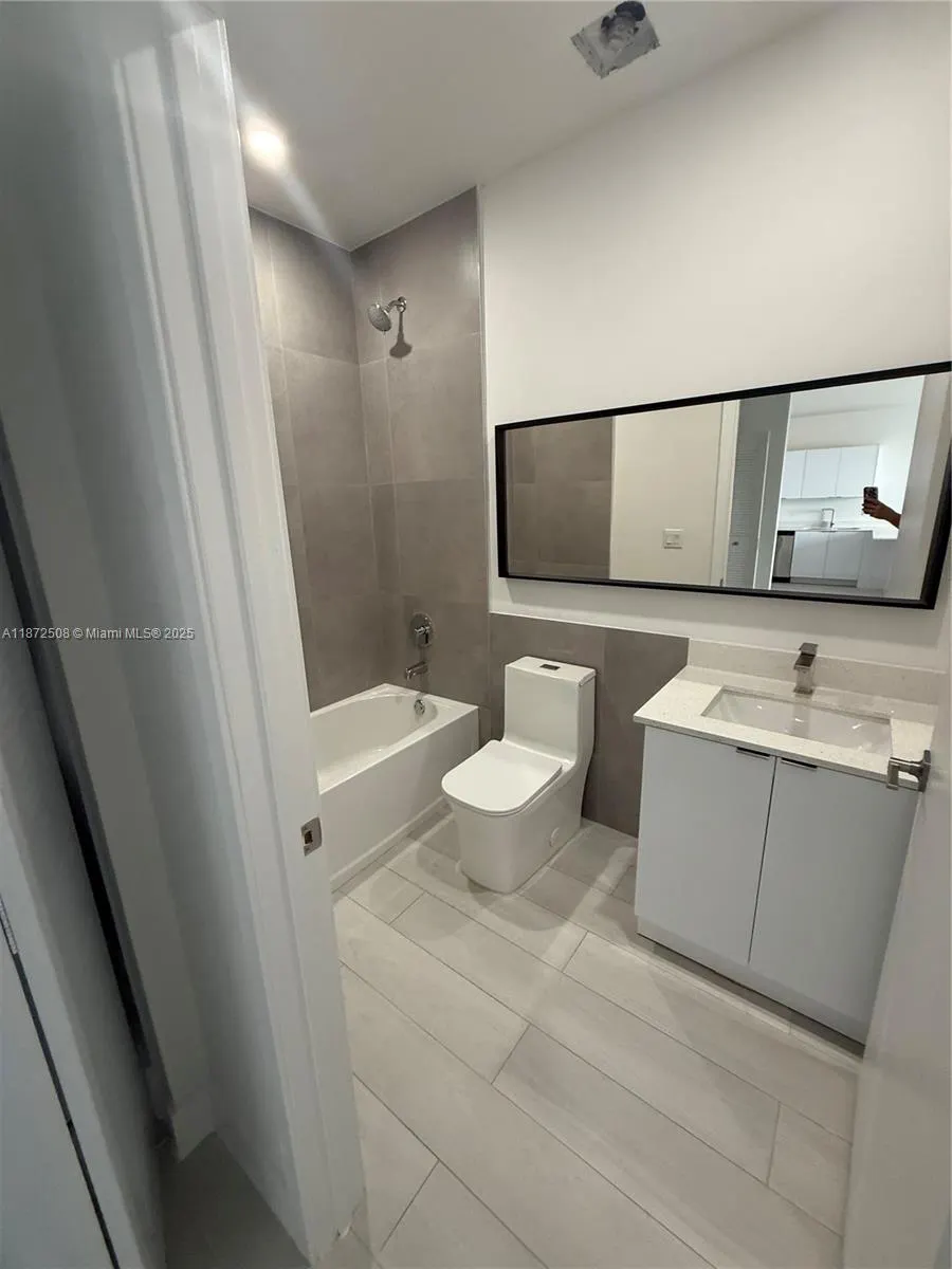 1091 E 17th St, #302
