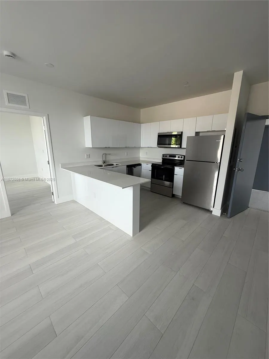 1091 E 17th St, #302