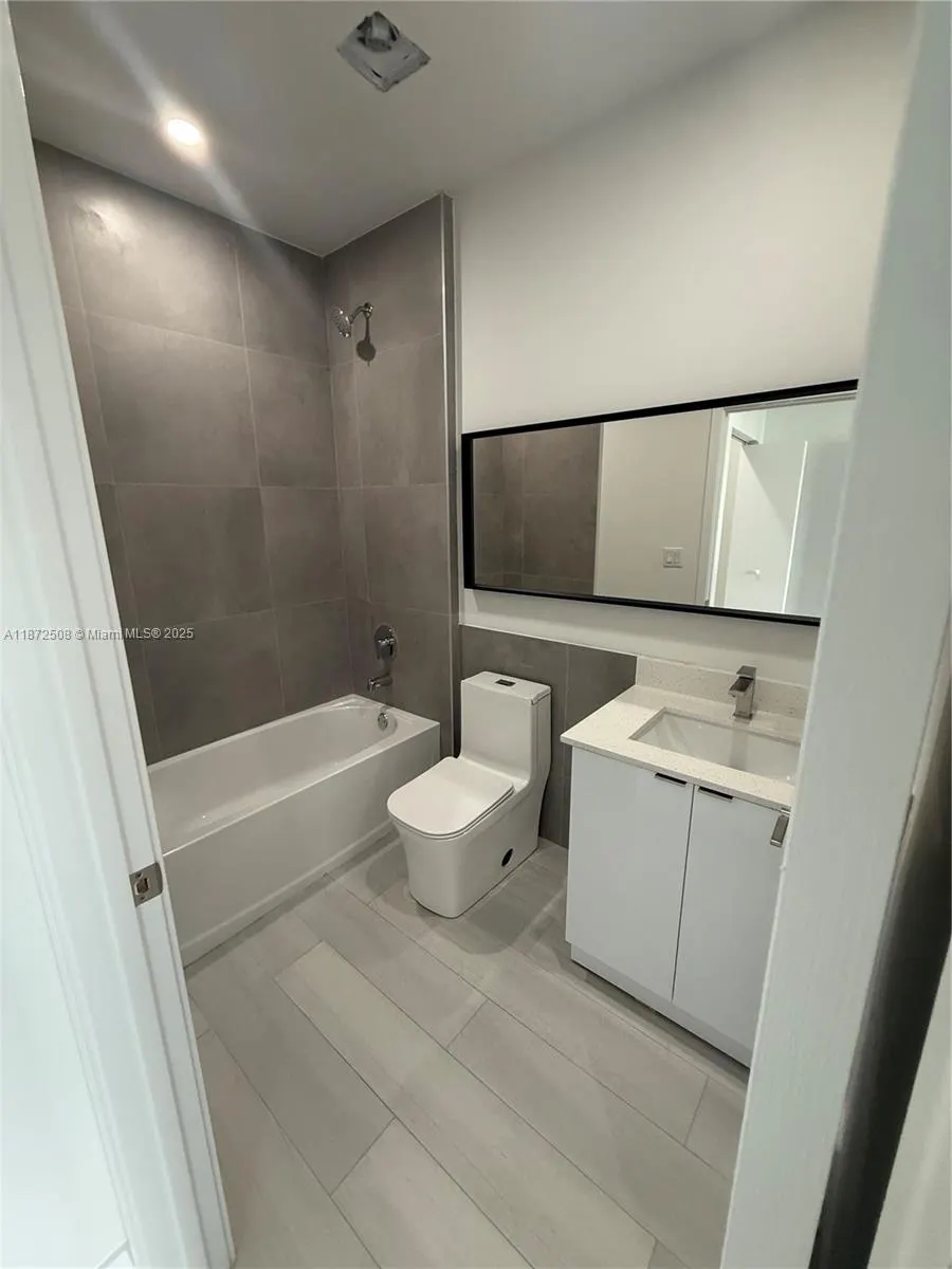 1091 E 17th St, #302