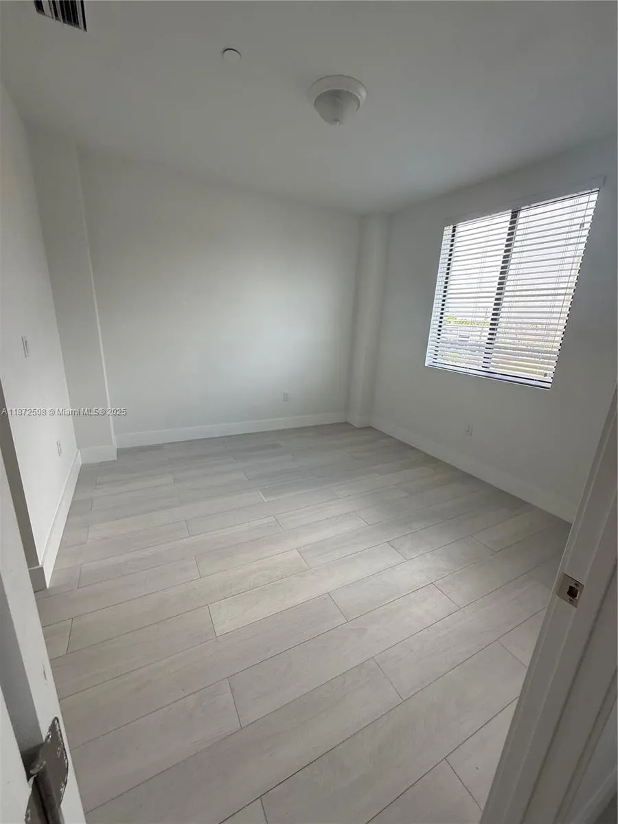 1091 E 17th St, #302