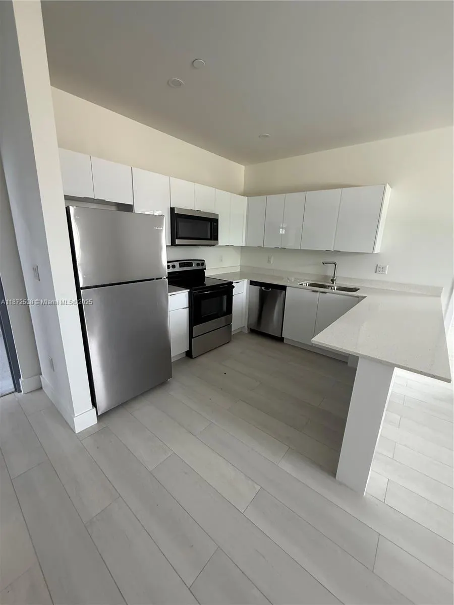 1091 E 17th St, #302