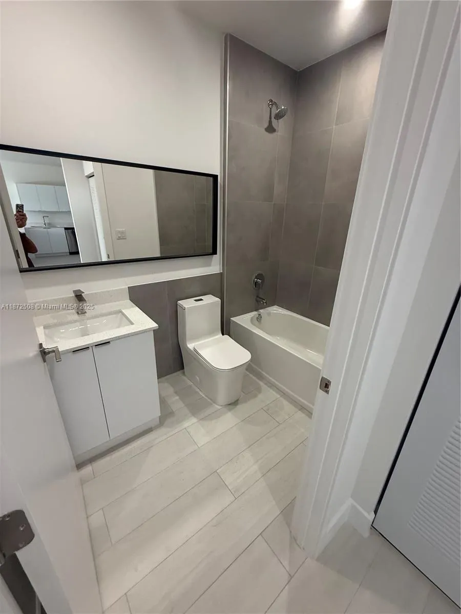 1091 E 17th St, #302