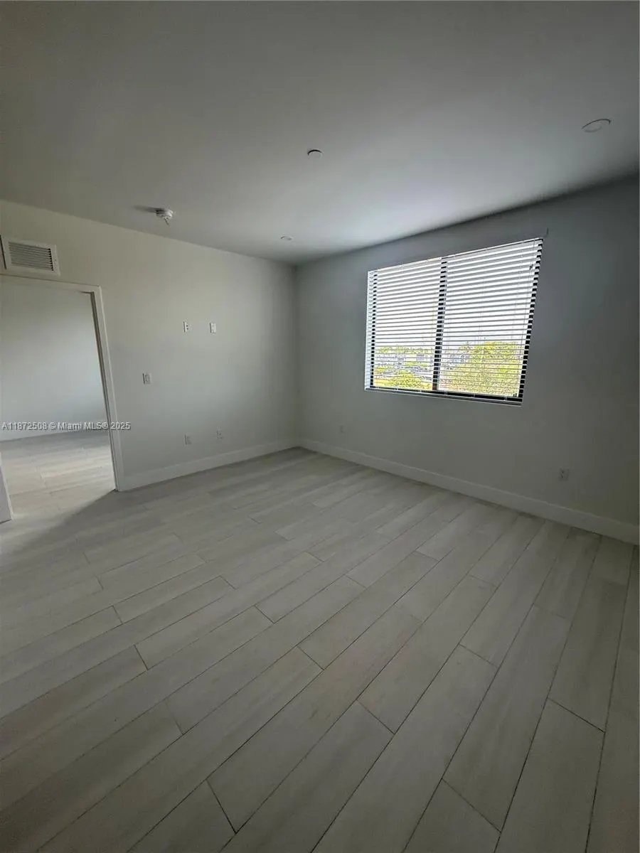 1091 E 17th St, #302