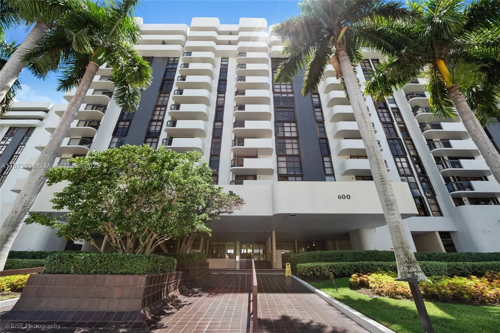 600 Biltmore Way, #1218