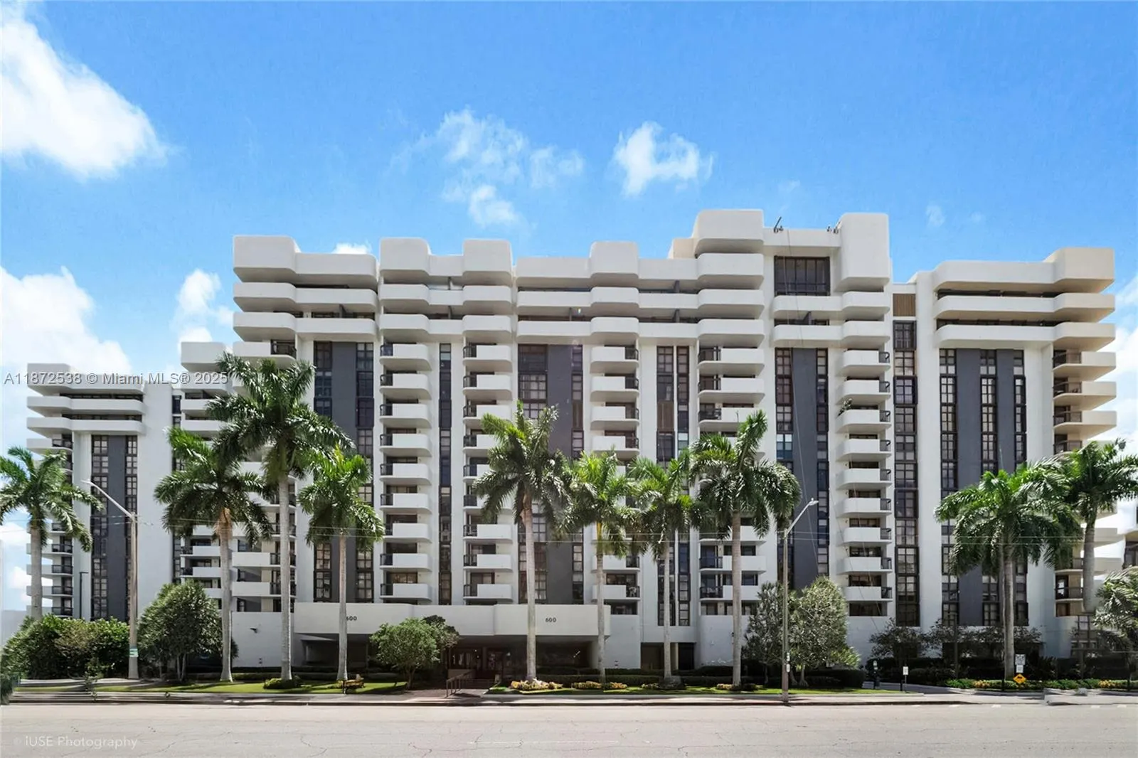 600 Biltmore Way, #1218