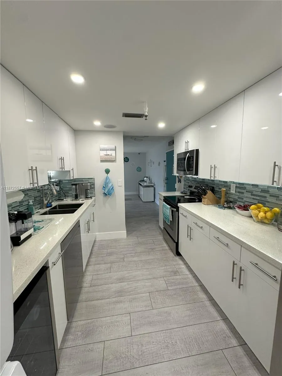 3200 Collins Ave, #11-3