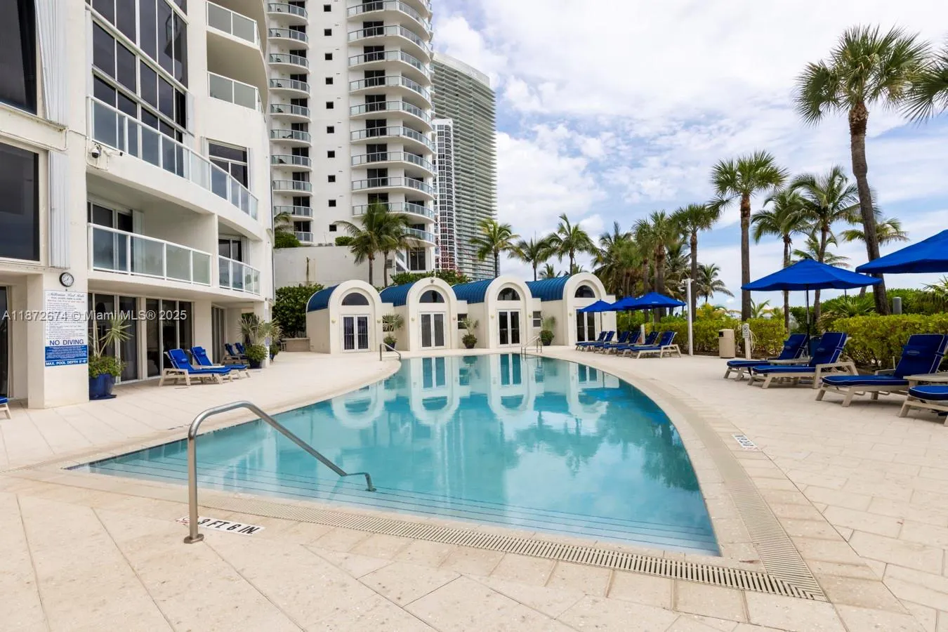 18671 Collins Ave, #604