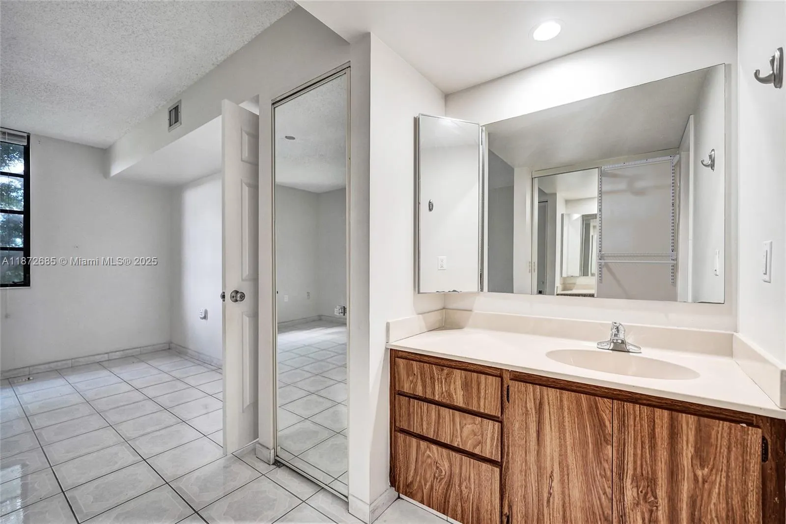 1502 Whitehall Dr, #303