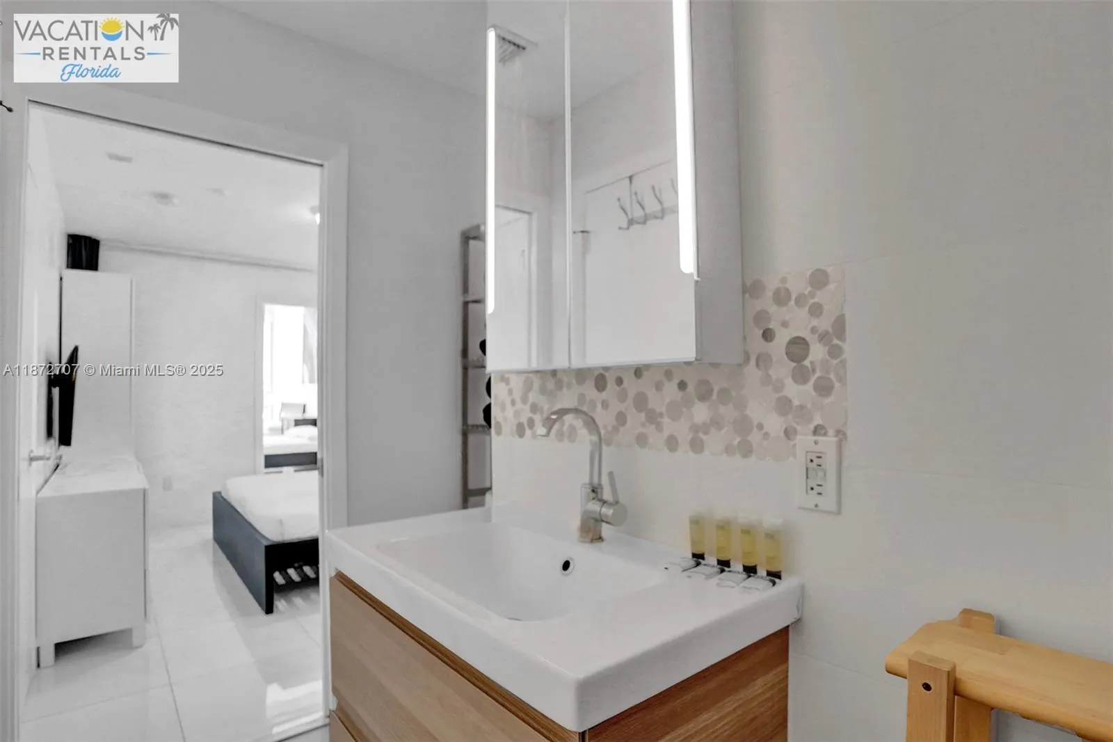 5445 Collins Ave, #BAY-14