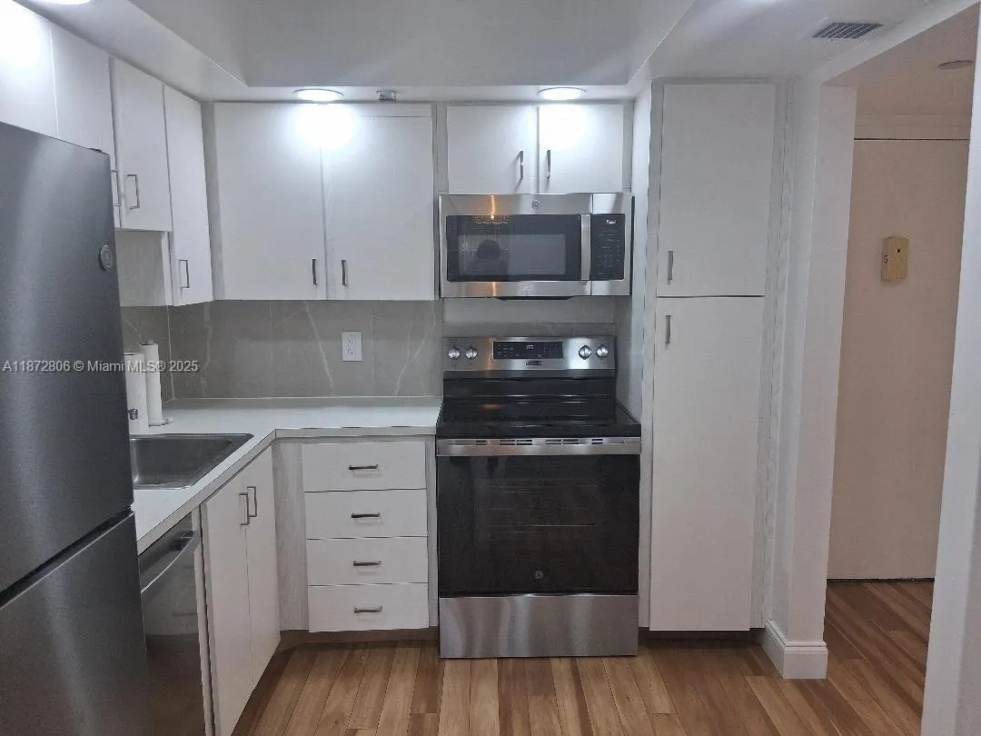 1000 St Charles Pl, #L20