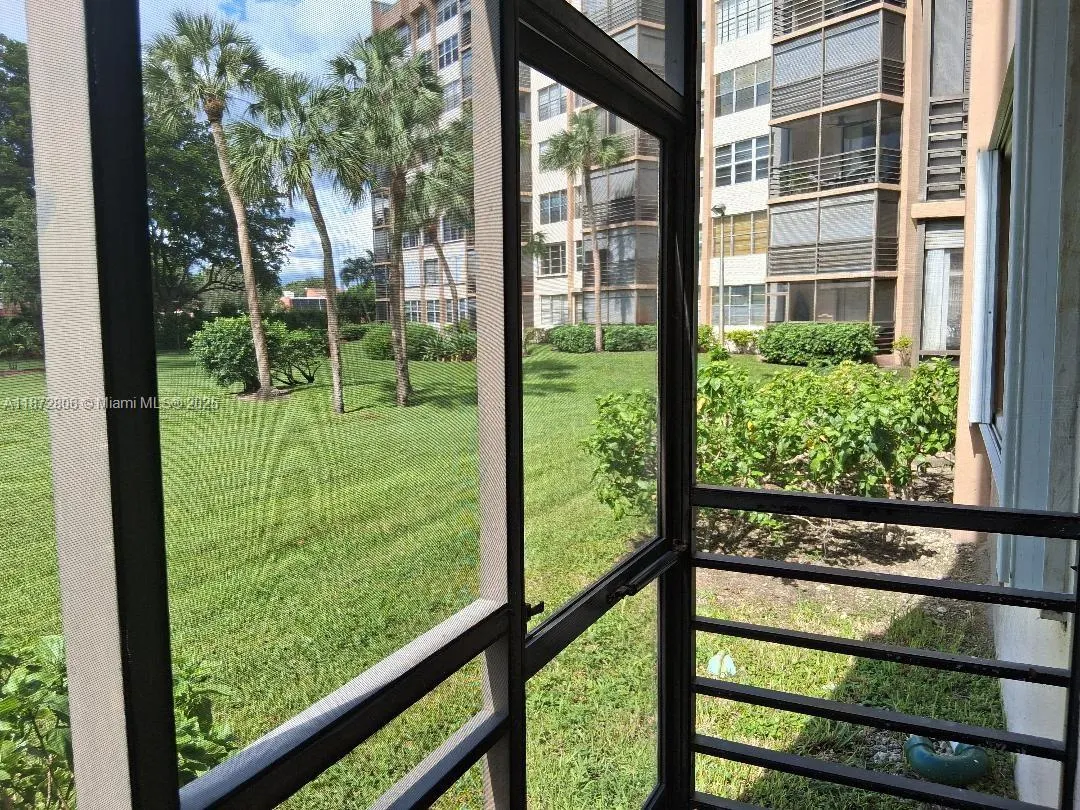 1000 St Charles Pl, #L20