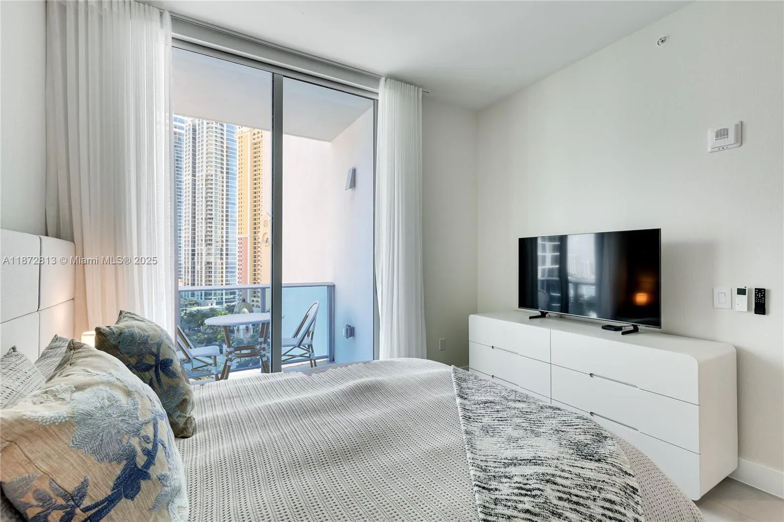 17550 Collins Ave, #1405