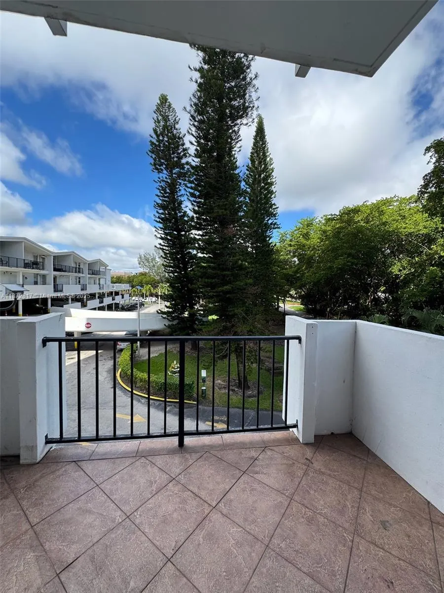 2780 NE 183rd St, #301