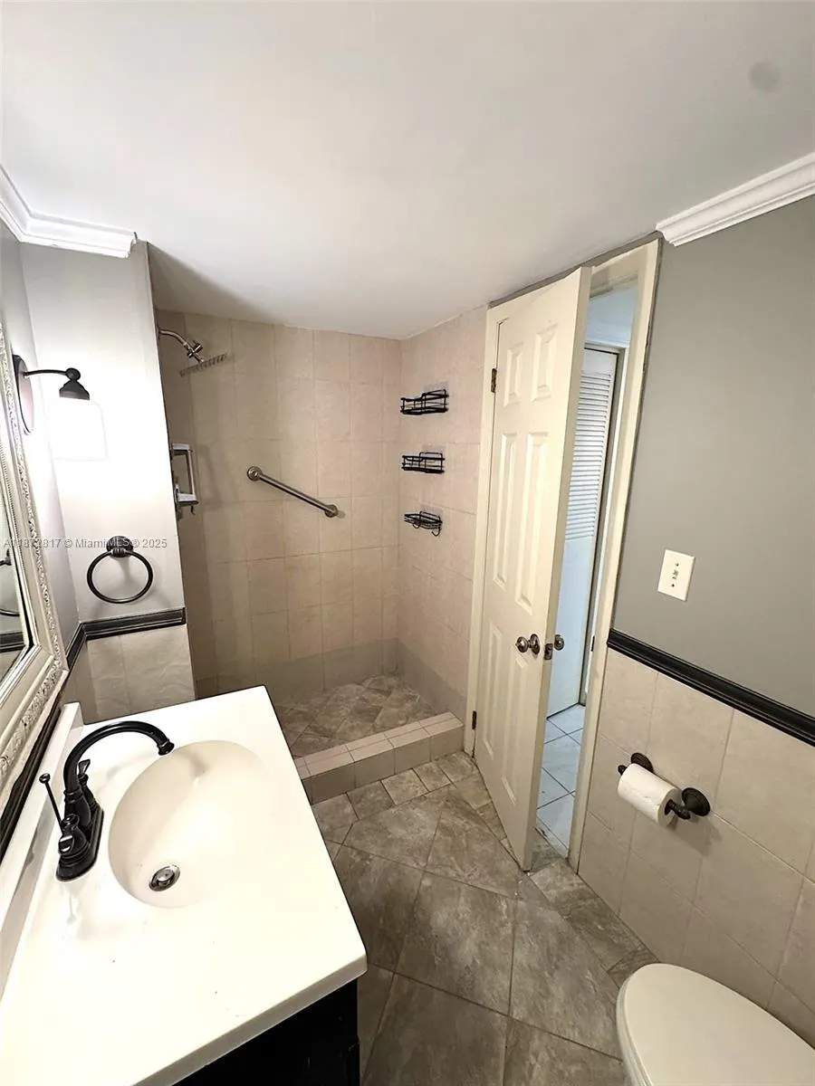 2780 NE 183rd St, #301