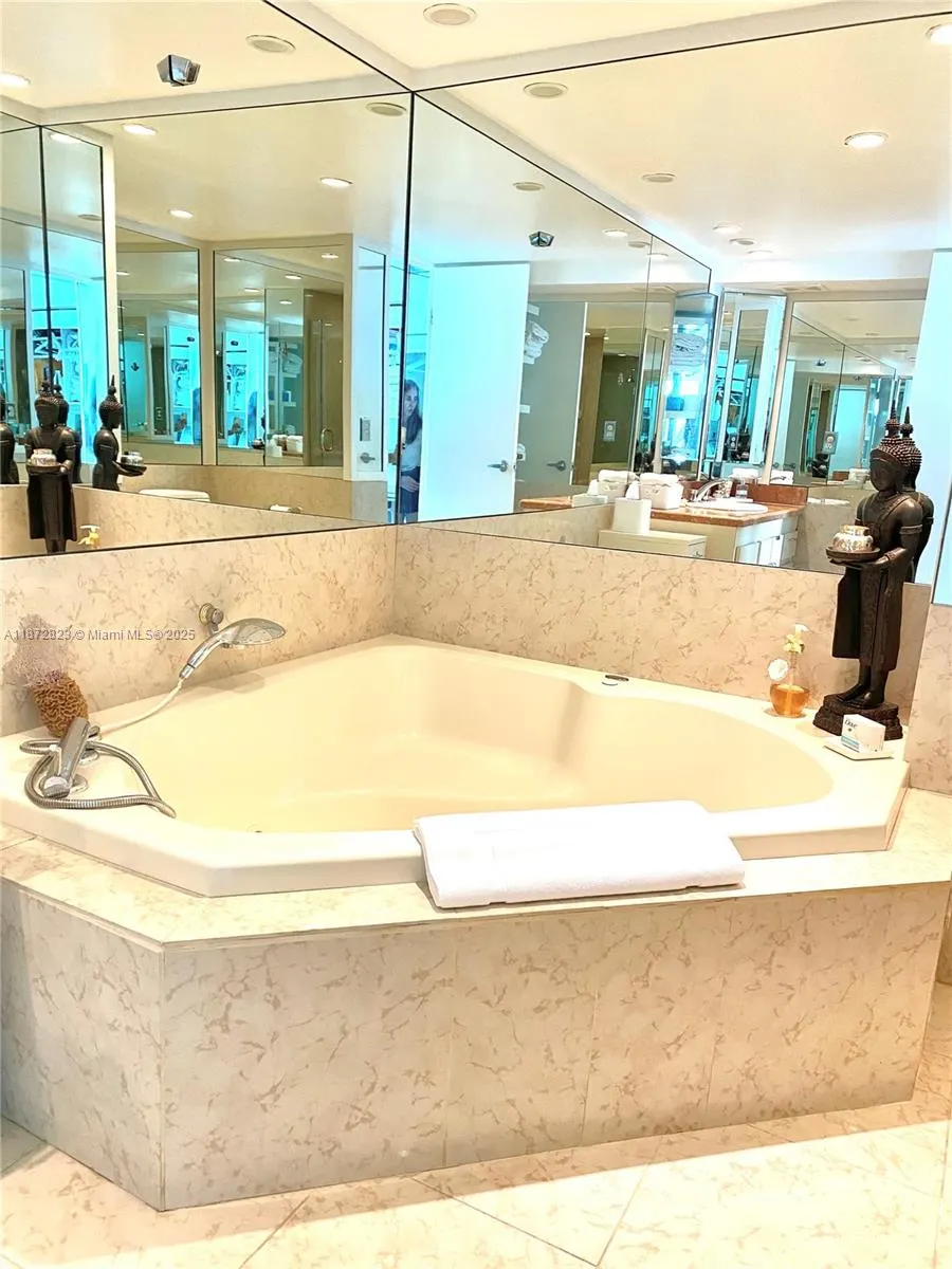 7135 Collins Ave, #1806