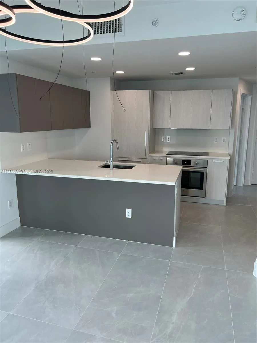 501 NE 31st St, #906